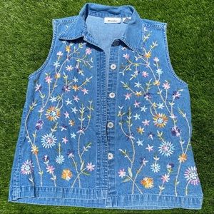 2/$15!!! Adorable floral embroidered vest 😍